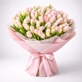 101 нежно-розовый тюльпан в упаковке